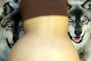 a ella le encanta que la coja en cuatro, doblada y follada duro