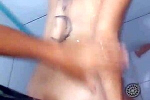 이 홈메이드 애널 씬에서 셰말 레이디보이가 틴 18+한테 엉덩이 넓게 박혀