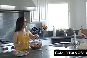 Serena blair and Leda Lotharia engages in a kitchen catfight