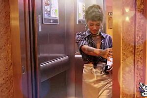 Madame pediu serviço de quarto e levou linguada no cu mesmo!