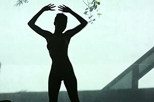 Metart features bathroom fun with Elen Moore