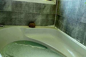 my amateur wife in the bath