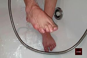 El cabron de mi padre me obliga a hacerle una paja con los pies