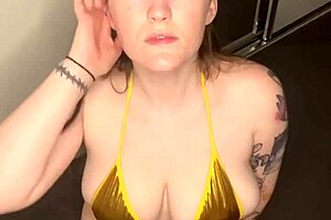 向下看我内衣里的巨大性感大奶。