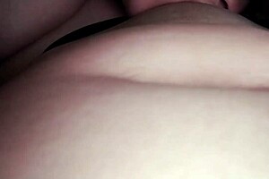 lesbianas solas en casa vacia tienen sexo