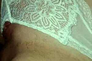 La rubia española me despierta frotando mi coño con su polla 😏