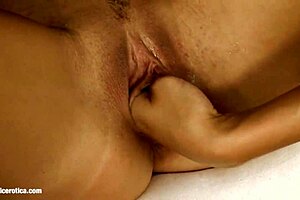 Friends fisting in sensual lesbian scene by sapphix 😘