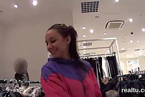 Έι, θέλεις να δεις πώς αυτή η τσέχικη έφηβη 18+ 18+ χτυπιέται σε σούπερμαρκετ POV;