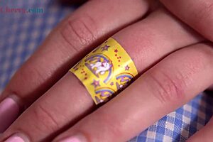 Cherry English rammt Arschplug bei Windelspiel.