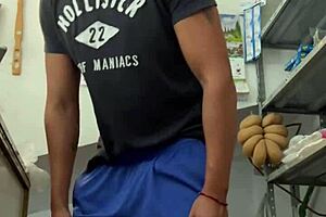 joven mexicano se masturba en una tienda de abarrotes
