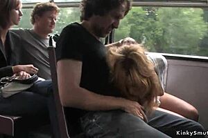 Каштановая девчонка трахается в автобусе на публике, дико