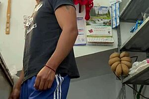 joven mexicano se masturba en una tienda de abarrotes