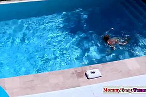 Joškasta plavolaska MILF jebe z najstnico 18+ v vroči akciji