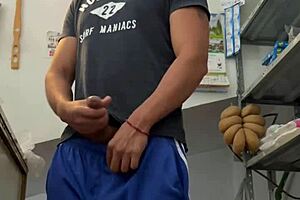 joven mexicano se masturba en una tienda de abarrotes