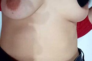 jugando con un cinto ii azotándome las tetas