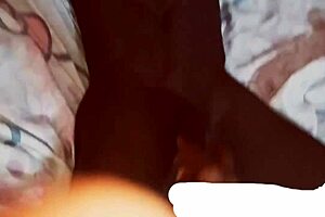 该死，她太饥渴了我现在就得猛干她紧致小穴！