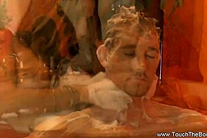 亚洲情侣激烈油润手淫按摩