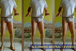 gay男在湿白内裤里热舞表演