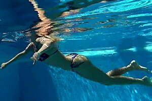 mary kalisy in bikini touching herself underwater, so sexy! 😍