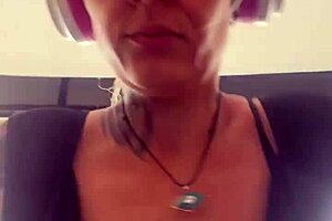 treinando na academia peitos pulou pra fora molhada