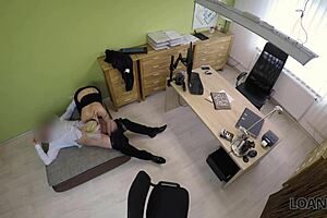 loan4k chica con curvas se bajó mientras pedía un préstamo para su negocio