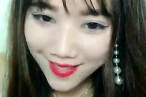 vietnamese girl on uplive talkshow livestream sharing stories with audience