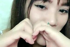 vietnamese girl on uplive talkshow livestream sharing stories with audience