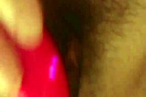 Aksi Squirt Kuat dari Pepek Latina dengan Mainan