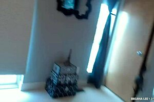 Briana Lee masturboi yksin webcamilla luonnollisilla tisseillä