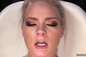 Blonde's Spread Legs Tremble With Emotion As She Fucks The Machine Passionately