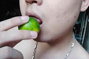 中国妹子激烈自慰边狂舔高潮