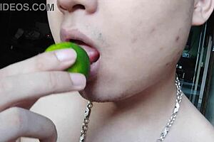 中国妹子激烈自慰边狂舔高潮