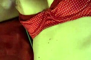 OMG, francouzská amatérka v černých kožených kalhotách a saténovém outfitu dostává tvrdé šlehání! 🔥