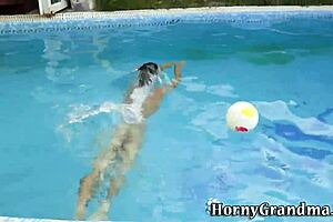 Hei, haluutko katsoa tätä kypsää mummoa syödään? Kerro miten hän rakastaa sitä imua ja sormittelua!