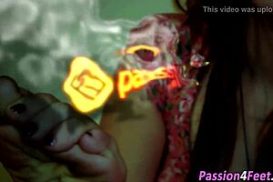 babe scrunches her foot soles in softcore solo