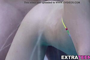 亚洲少女Mina Moon户外骑大鸡巴，吞精