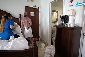 Pembantu montok kotor kongkek tetamu hotel untuk tip