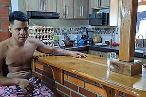 la mamade mi novia me seduce en la cocina a ella le encanta chupar mi polla parte 1