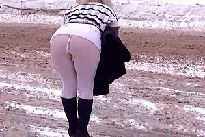 Public winter expose of a MILF’s big ass in homemade video
