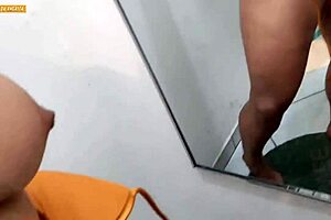 Mulher Saem Para Compra Roupas e Tranzam Dentro de Vestiario de Loja