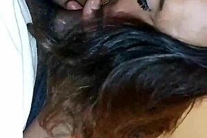 LA teini 18+ antaa blowjobin isolle tatuisoidulle latina kyrvälle ennen kuin ottaa täyden jizz cumshotin