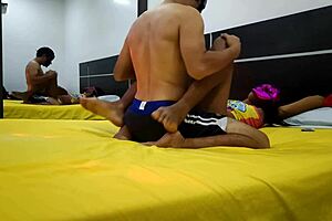 Segunda parte del video la hermanastra continua en el porno y realiza la escena erotica junto a su hermanastro el hermanastro esta muy cerca de penetrar ese agujero negro y oscuro porno real casero