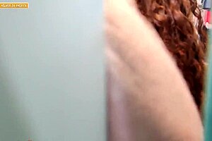 Mulher Saem Para Compra Roupas e Tranzam Dentro de Vestiario de Loja