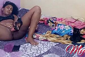 gato de estima��o observando a dona se mastubando com um big dildo - felino - bichano