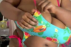 Obrovská prsa BBW ukazuje úžasnou sbírku plavek