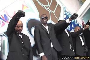 崔蒂·瓦伦丁野蛮BBC群交带口交和颜射