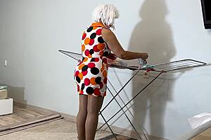 Stará hospodyňka roztáhne prdel na obrovském koukotu pro anální!