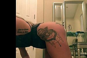 watch sexy big booty tattooed chick twerk it