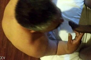 Sucking that big black shemale cock 😏