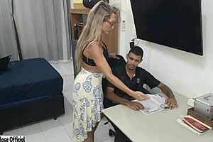 Professora se diverte com piroca do aluno safado.